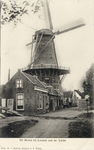 11519 Gezicht op de korenmolen De Hoop (Dorpsstraat 106) te Loenen uit het noorden; met op de voorgrond de huizen ...